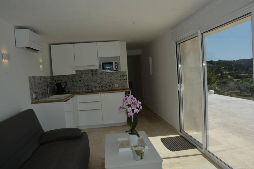 La Venturonne Appartement Neuf Rez De Jardin 45 M2 Vue Mer Et Vignes 10 Mn Des Plages Le Beausset Exterior photo
